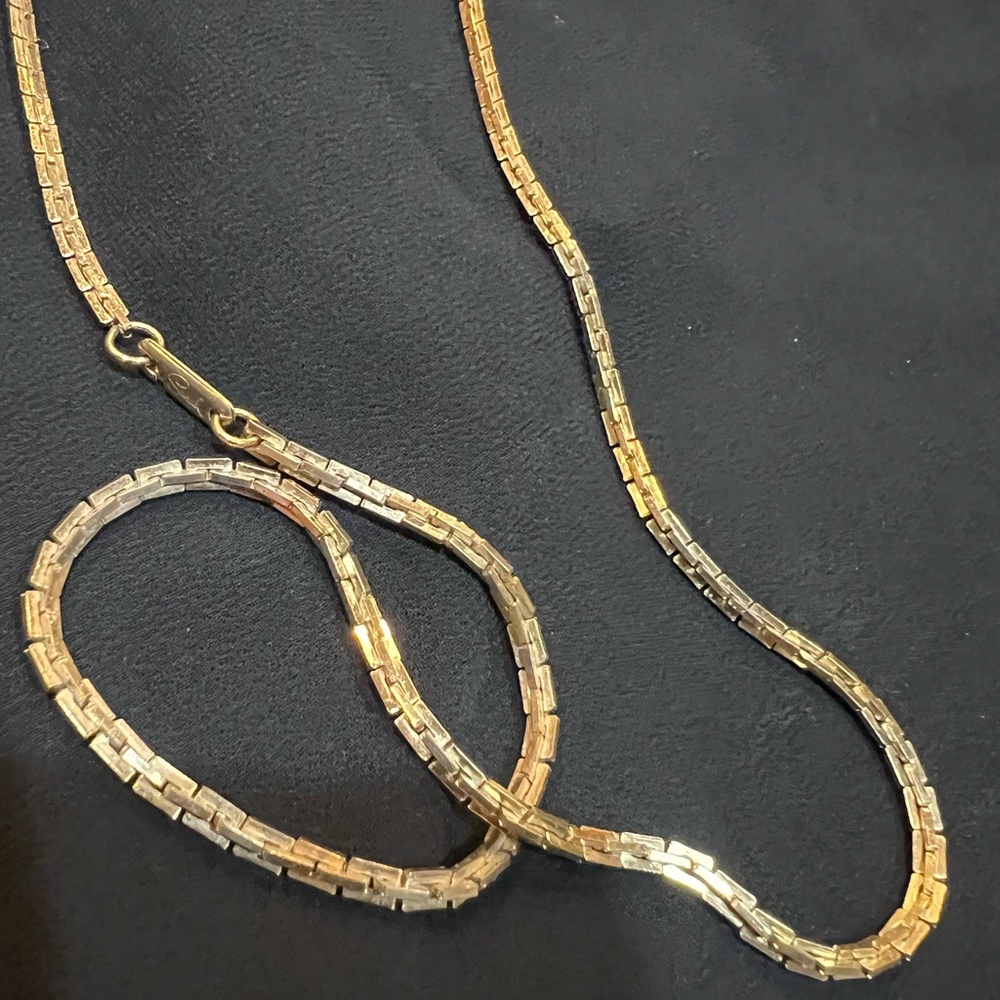 Vintage-Sarah Gold Tone Necklace!